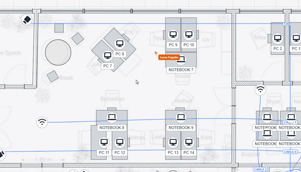 A planta de um escritório sendo editada ao vivo, com o cursor de um colega identificado pelo nome ao lado das mesas, PCs, notebooks, access points e cabos.